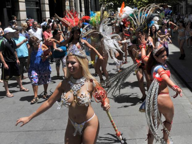 Se viene el carnaval: las comparsas se adueñaron del centro con música y color 