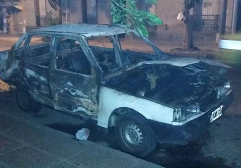 Quemacoches: incendiaron un auto de la Uocra en el macrocentro santafesino