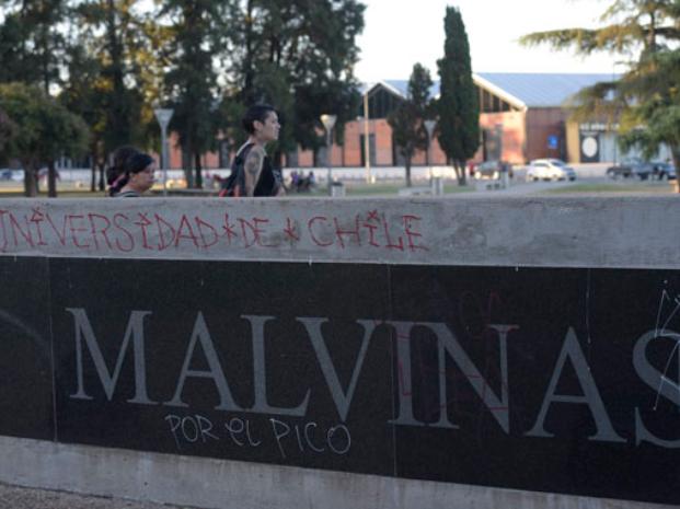Chilenos que pintaron el memorial de Malvinas continúan detenidos 