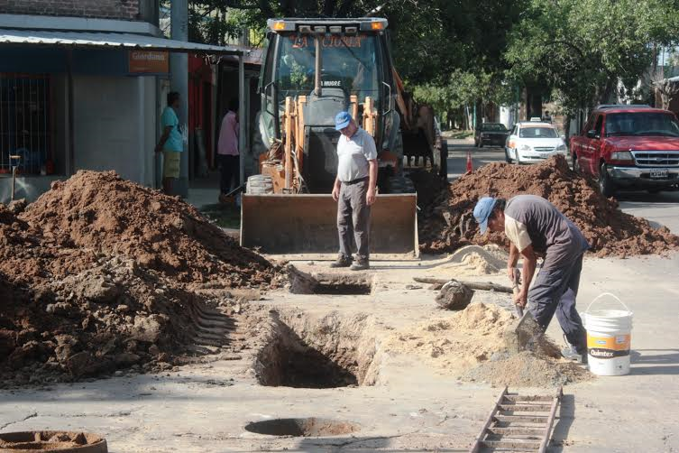 Reconstrucción de la cañería de cloacas en un tramo de calle Iriondo