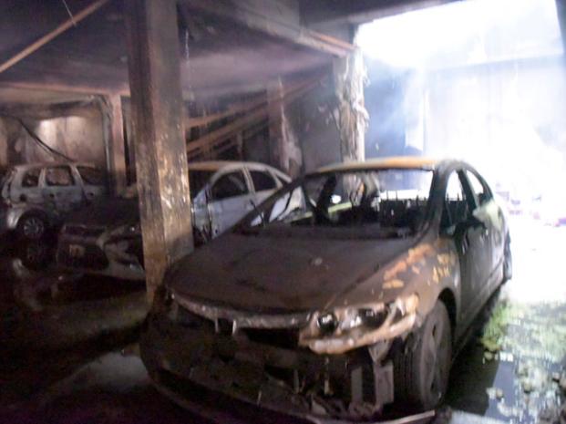 Una mujer murió y varias personas recibieron asistencia médica tras el incendio en una cochera