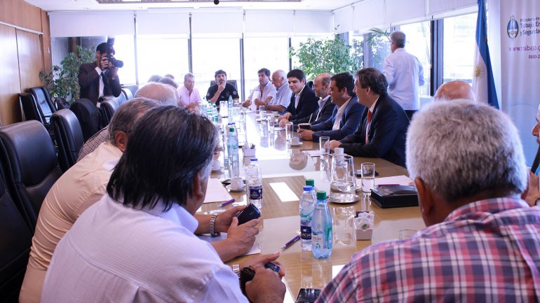 El Gobierno promete revisar las paritarias si la inflación proyectada supera el 25%