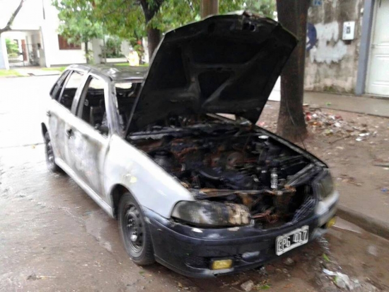Incendiaron otro automóvil en la Ciudad de Santa Fe