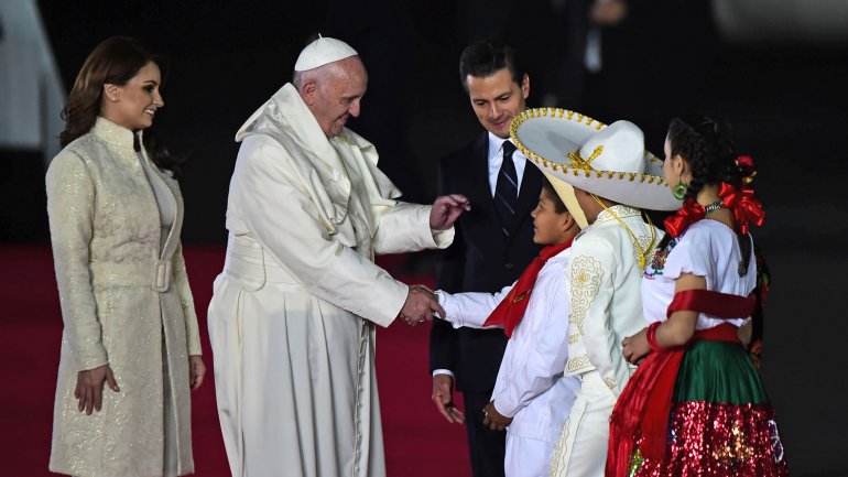 El Papa Francisco llegó a México y fue recibido por una multitud de cristianos