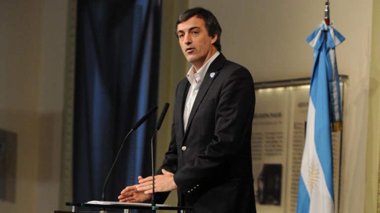 Esteban Bullrich recibe hoy a cinco gremios docentes para negociar los salarios