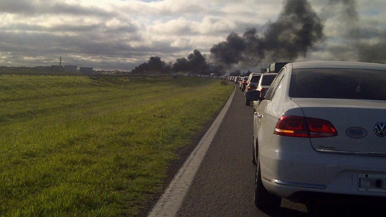 Dos vehículos chocaron y se prendieron fuego en la Autopista Rosario - Córdoba