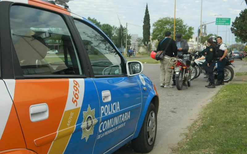 Dos detenidos por portación de arma de fuego y secuestro moto con pedido de captura en diversos operativos de prevención