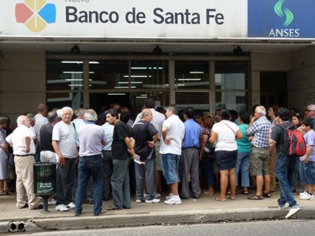 Piden que todos los jubilados y pensionados puedan cobrar por ventanilla