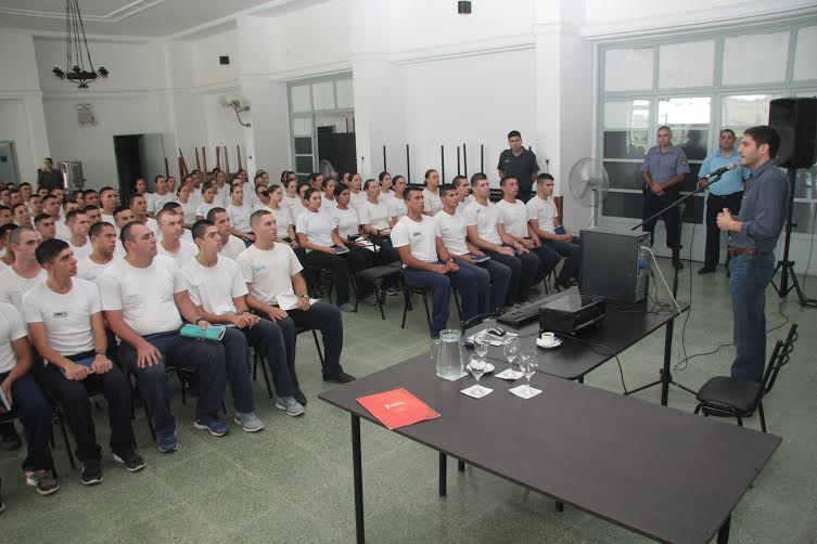 Capacitan a cadetes de la Policía para actuar ante emergencias hídricas