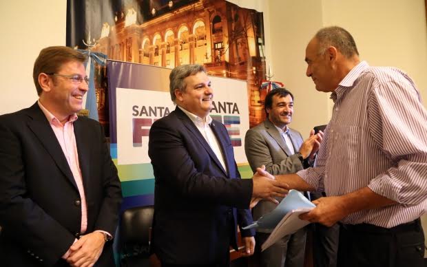 Borla participó del acto de entrega de anticipos financieros para la construcción de viviendas