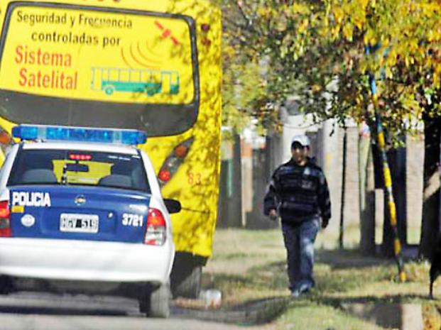 En 10 zonas clave la policía sube a los colectivos para cuidar a choferes y pasajeros 