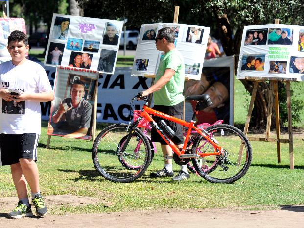 Recordaron a Facu y a Emi con fotos y flores en la calle Recreativa 