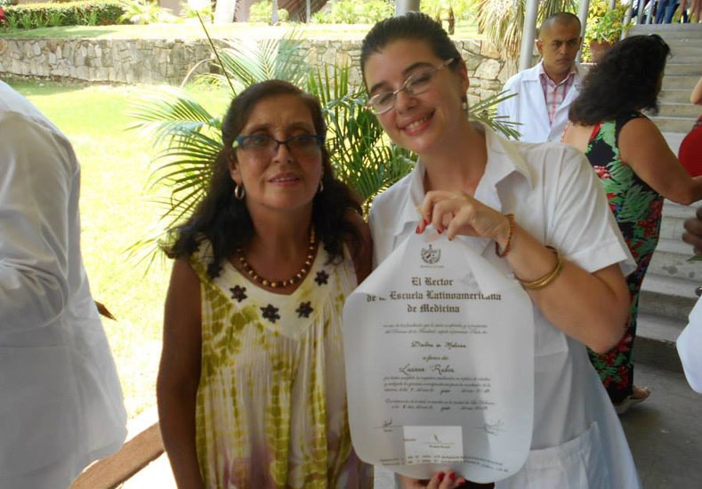 Una médica santafesina estudió en Cuba y no le convalidan el título