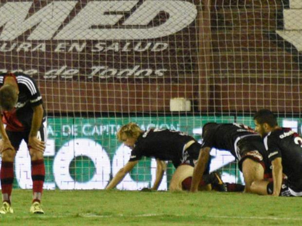 NEWELLS ENTREGÓ ANOCHE UNA IMAGEN DEPLORABLE EN LA VISITA A LANÚS Y FUE VAPULEADO 3 A 0