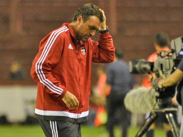 NEWELLS MUESTRA NOTABLES FALENCIAS, RESPONDE SÓLO MEDIA HORA Y LUEGO PARECE FUNDIDOS