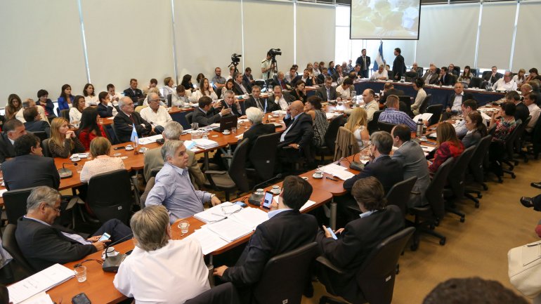 Holdouts: el oficialismo aceptó cambios, hubo dictamen y el debate será la próxima semana