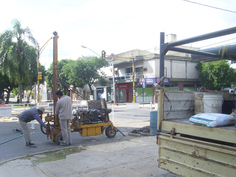 Boulevard Pellegrini y Francia - Arreglos en la red cloacal