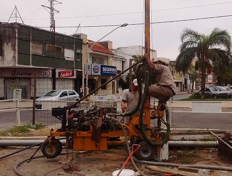 Trabajos en la red cloacal por calle Francia a la altura de Boulevard Pellegrini