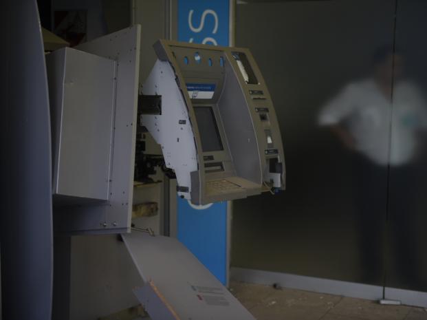 Delincuentes hicieron estallar con gas acetileno un cajero automático, pero no pudieron sacar el dinero