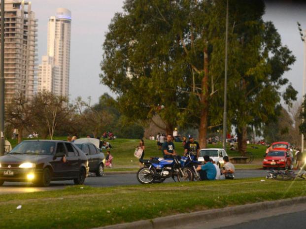 Una joven pareja falleció al caerse de una moto en la rotonda del parque Scalabrini Ortiz