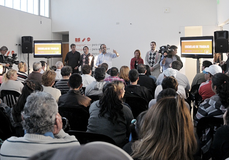 Graduados de las Escuelas de Trabajo de la Ciudad reciben sus certificados 