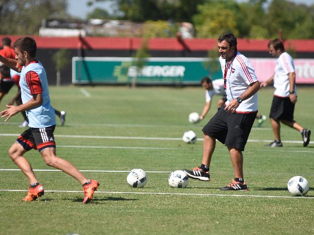 LE DA PELOTA: DIEGO OSELLA TUVO EN CUENTA AL JUVENIL VOLANTE JALIL ELÍAS