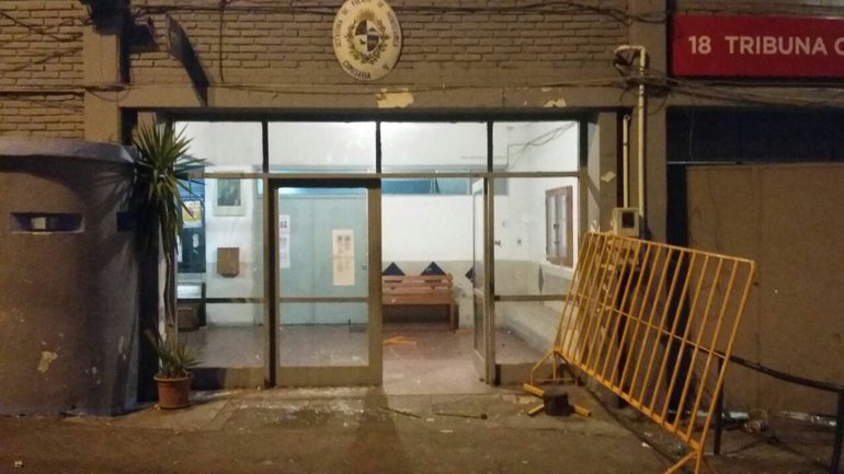 Barras de Central dañaron una comisaría e hirieron policías en Uruguay: habría grave sanción