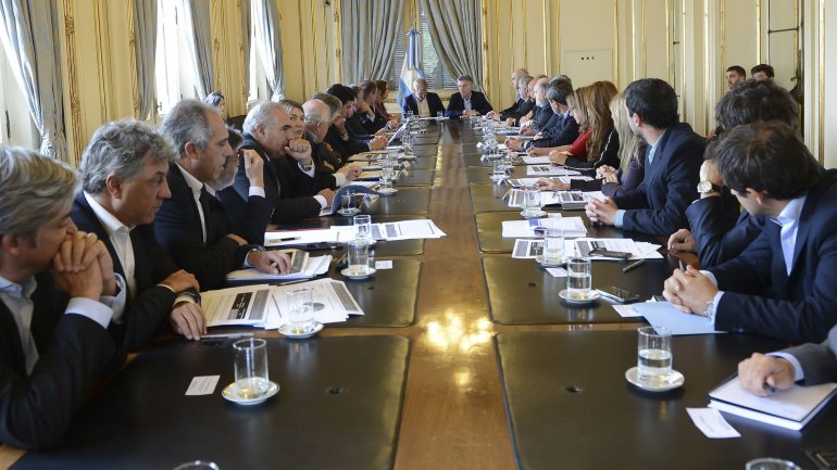 Entre deudas y adelantos, el Gobierno distribuyó 23.000 millones de pesos a los gobernadores