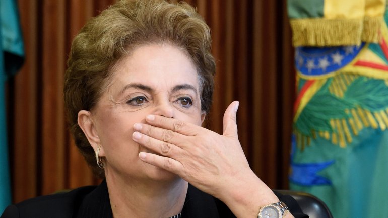 Dilma Rousseff canceló su viaje a los EEUU por la crisis política