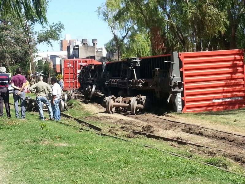 El descarrilamiento de un tren en Candioti Norte generó caos vehicular en la zona