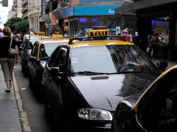 Por la caída de viajes, los taxistas proponen escalonar la suba de tarifa 