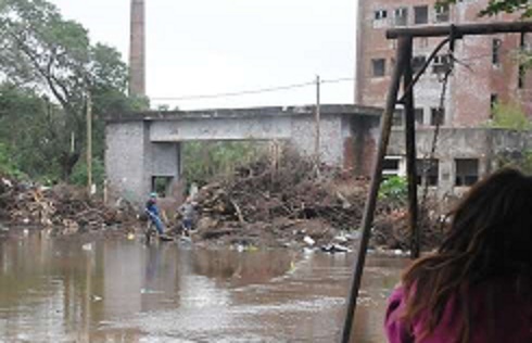 Vecinos de La Tablada resisten la crecida en Santa Fe