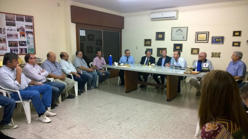 Carlos Fascendini entregó un subsidio al intendente Toselli