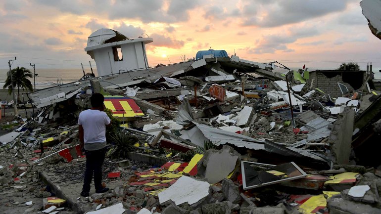 La cifra de víctimas del terremoto en Ecuador sube a 413