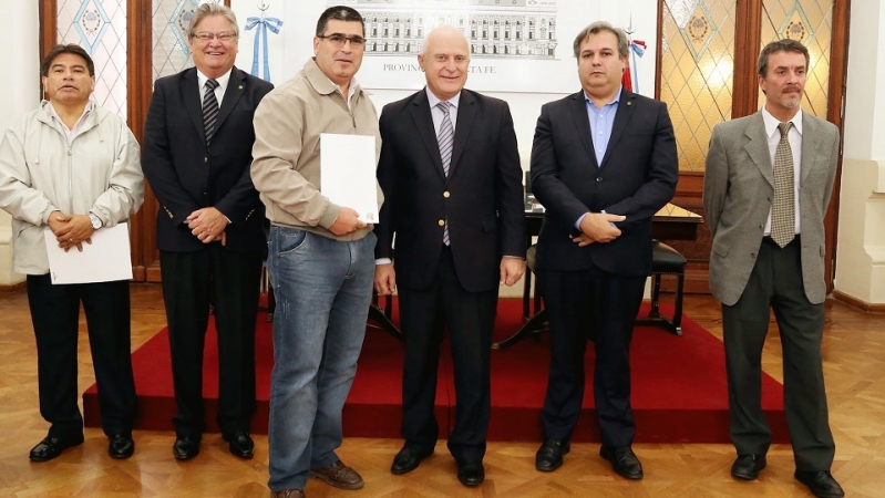Lifschitz entregó aportes económicos a 74 localidades de Santa Fe afectadas por el fenómeno “El Niño”