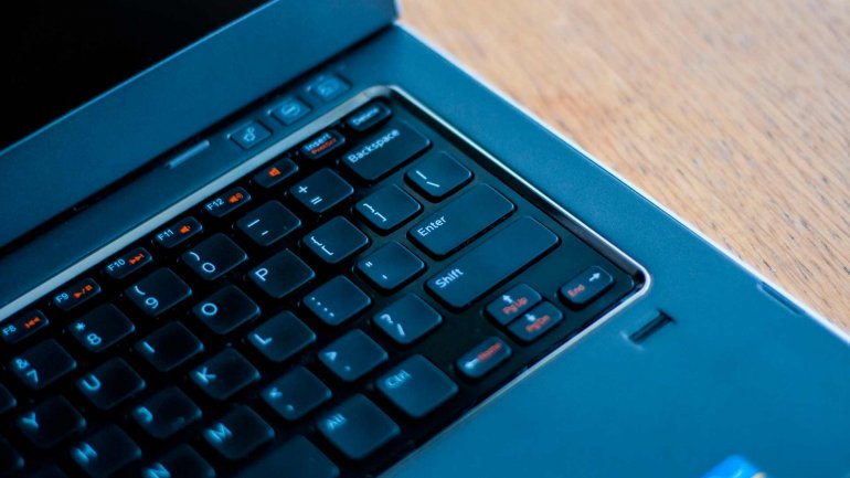 Cómo mejora la velocidad de una computadora al instalarle un disco sólido