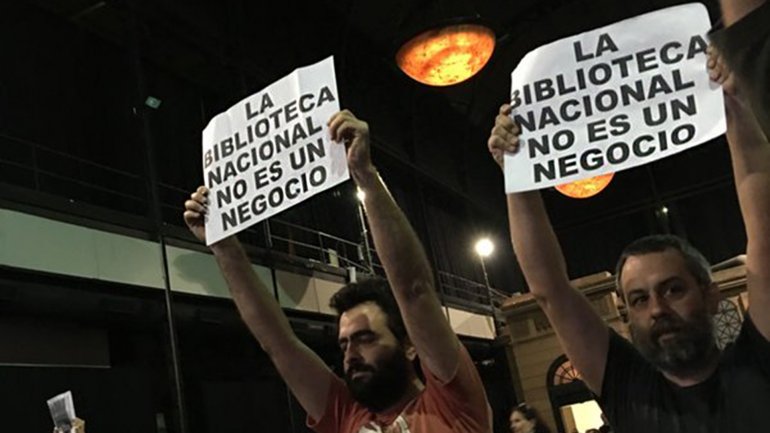 Escracharon al futuro director de la Biblioteca Nacional en la apertura de la Feria del Libro 