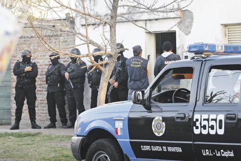 Detuvieron a cuatro sujetos en barrio Centenario