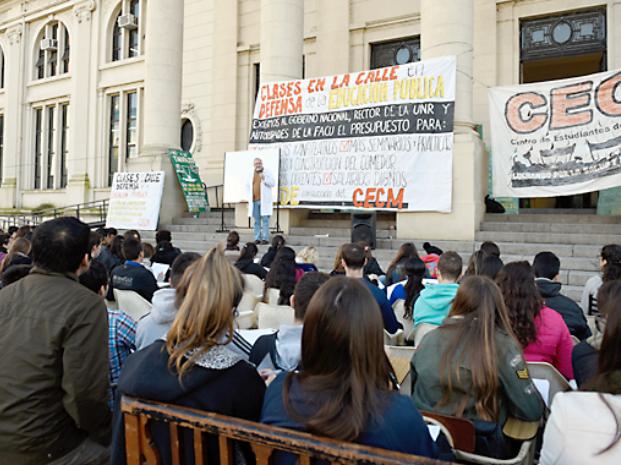 El decano de Medicina defendió el ingreso de alumnos brasileños