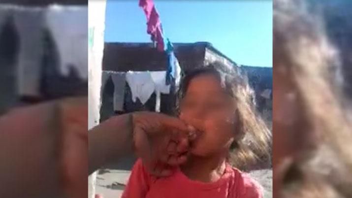 Una mujer obliga a su hija a fumar marihuana