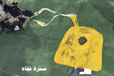 Encontraron las cajas negras del vuelo de Egyptair que cayó el jueves pasado