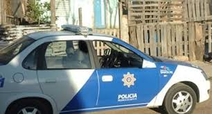 Detienen a dos jóvenes con elementos policiales