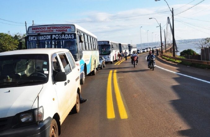 Argentinos cruzan a Paraguay a cargar nafta más barata