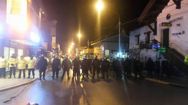 Desalojan estatales que acampan frente a la gobernación