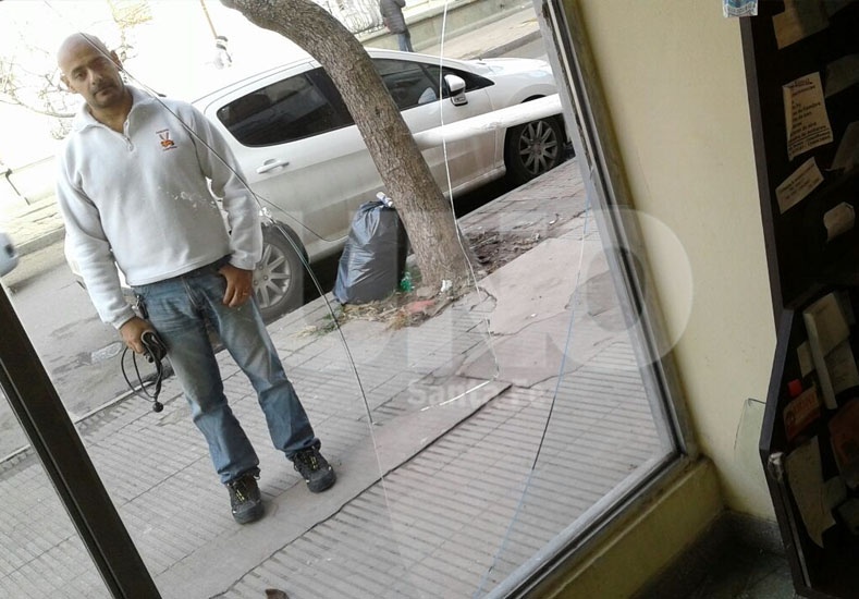 Vandalismo y robo en una panadería de la Recoleta