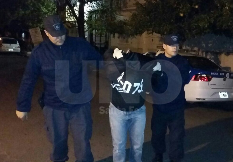 Detienen a un hombre con armas de guerra