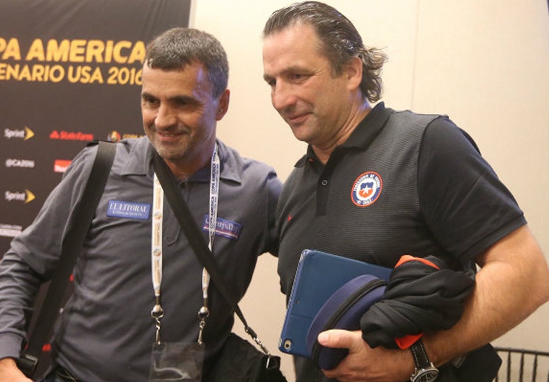 A periodista santafesino le quitaron su credencial por fotografiarse con Pizzi