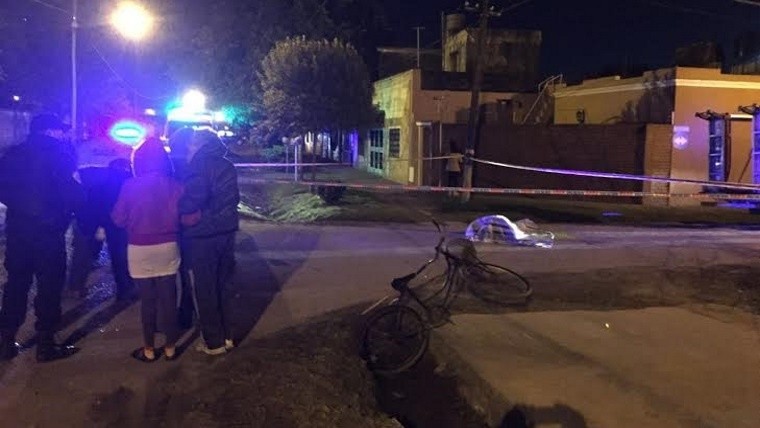 Lo matan cuando acompañaba a su pareja a tomar el colectivo