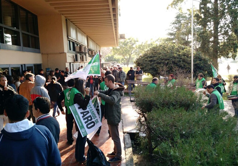 Empleados realizaron un paro en el Ministerio de Educación