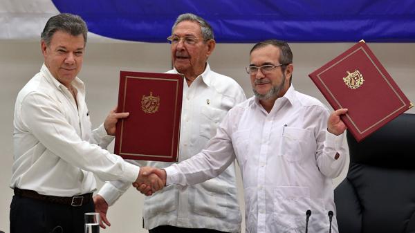 El gobierno colombiano y las FARC firmaron el cese definitivo del fuego